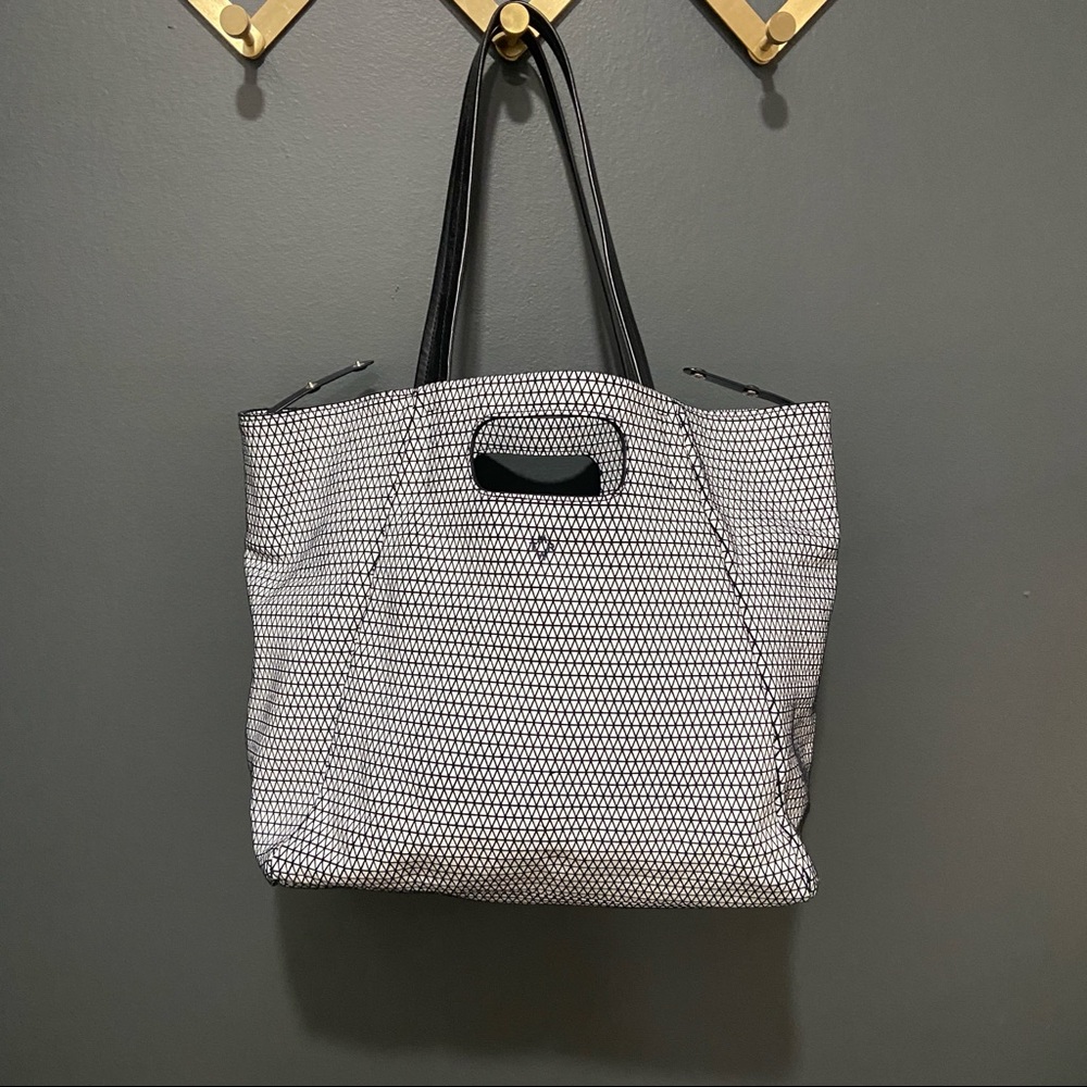 Geometric print trapeze tote bag